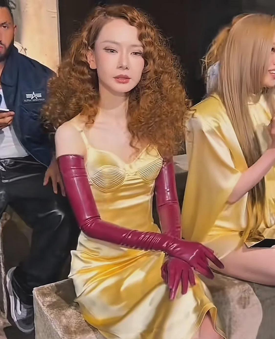 比整容还离谱!39岁江疏影现身活动,脸僵似硅胶,造型丑到认不出(组图) - 16