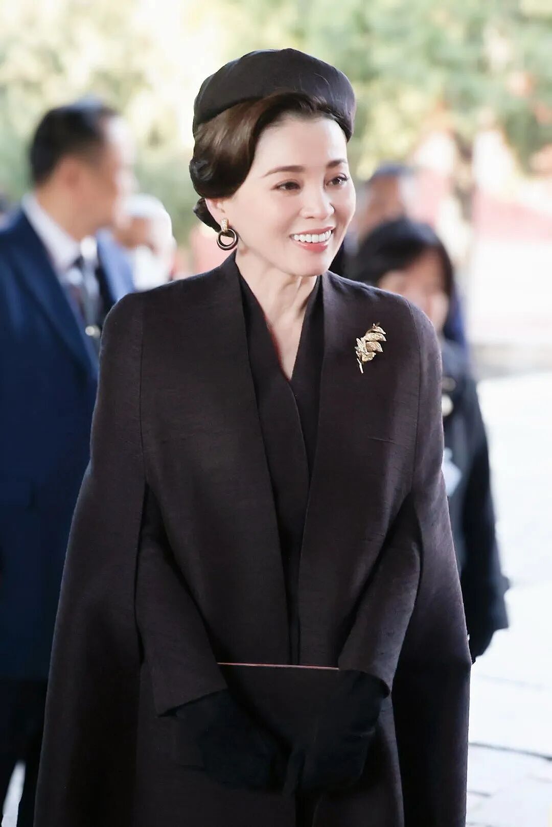 泰国王后在北京美艳杀疯，踩10厘米细高跟逛故宫，贵妃复宠被她秒了（组图） - 32