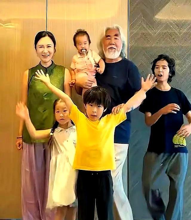 74岁张纪中“服老”了,剃胡须染黑发年轻20岁,和杜星霖更般配(组图) - 8