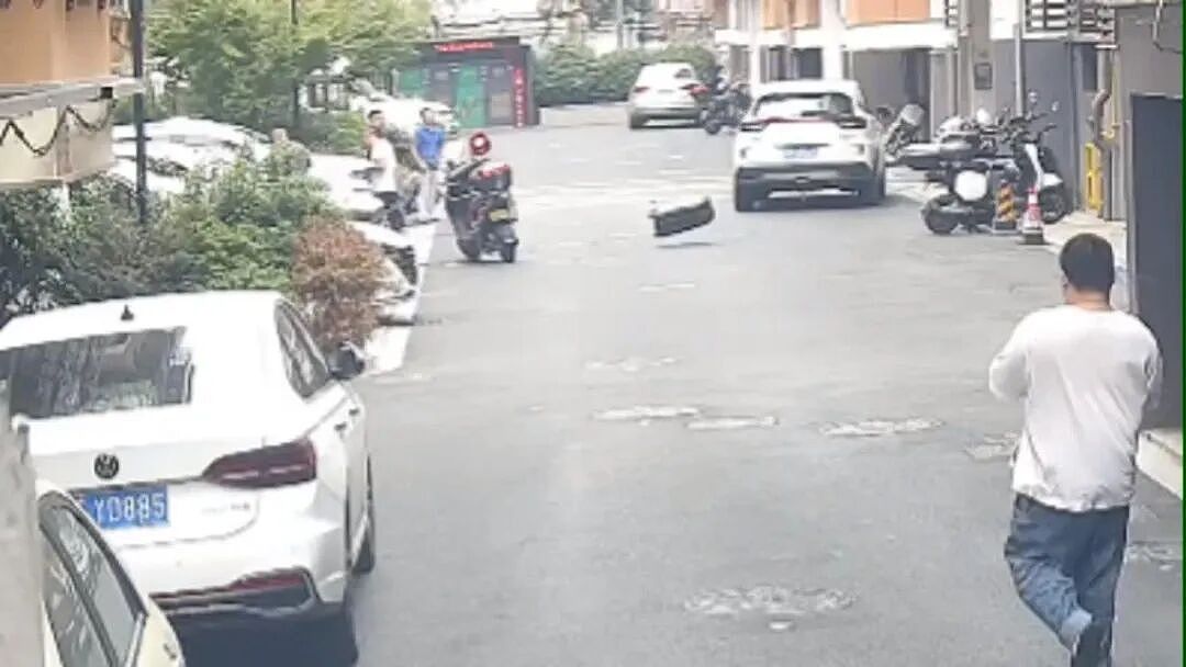 因妻子没带俩包子而发怒，浙江男子从6楼扔下30斤重行李箱，还让警方别来打扰：“砸到人了我就负责，没砸到就没事”（组图） - 4