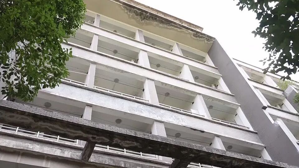 因妻子没带俩包子而发怒，浙江男子从6楼扔下30斤重行李箱，还让警方别来打扰：“砸到人了我就负责，没砸到就没事”（组图） - 6