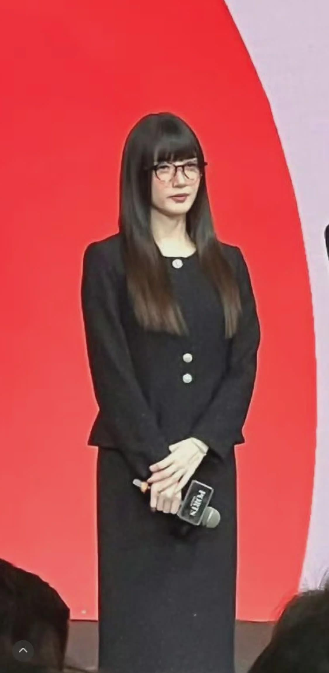 比整容还离谱!39岁江疏影现身活动,脸僵似硅胶,造型丑到认不出(组图) - 13
