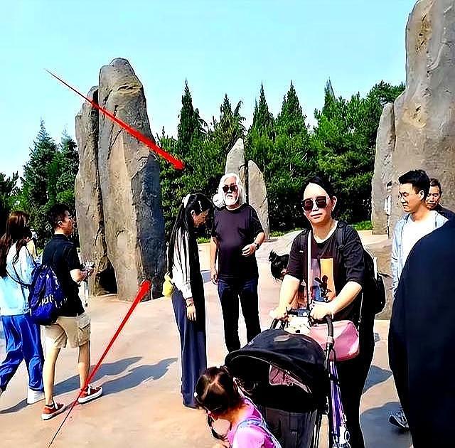 74岁张纪中“服老”了,剃胡须染黑发年轻20岁,和杜星霖更般配(组图) - 12