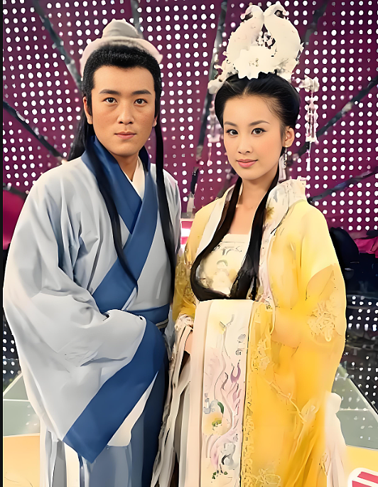“内娱第一恋爱脑”成了全网的笑话，千万婚礼，500克拉钻戒，照出了人性的丑恶：宠妻背后都是生意（组图） - 22