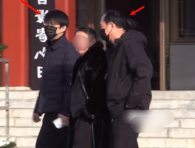 唐嫣现身罗晋父亲葬礼，作为儿媳送公公骨灰上车，罗晋在前捧遗像（组图） - 2