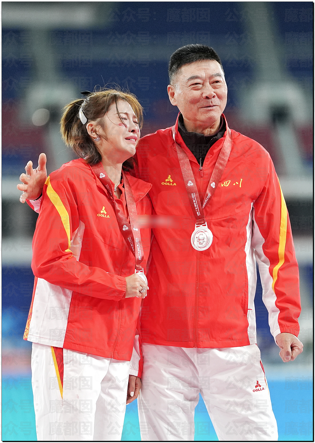 吴艳妮领奖全程黑脸,官媒评论区沦陷!大V集体开麦:体育圈不该跪舔戏精(视频/组图) - 12