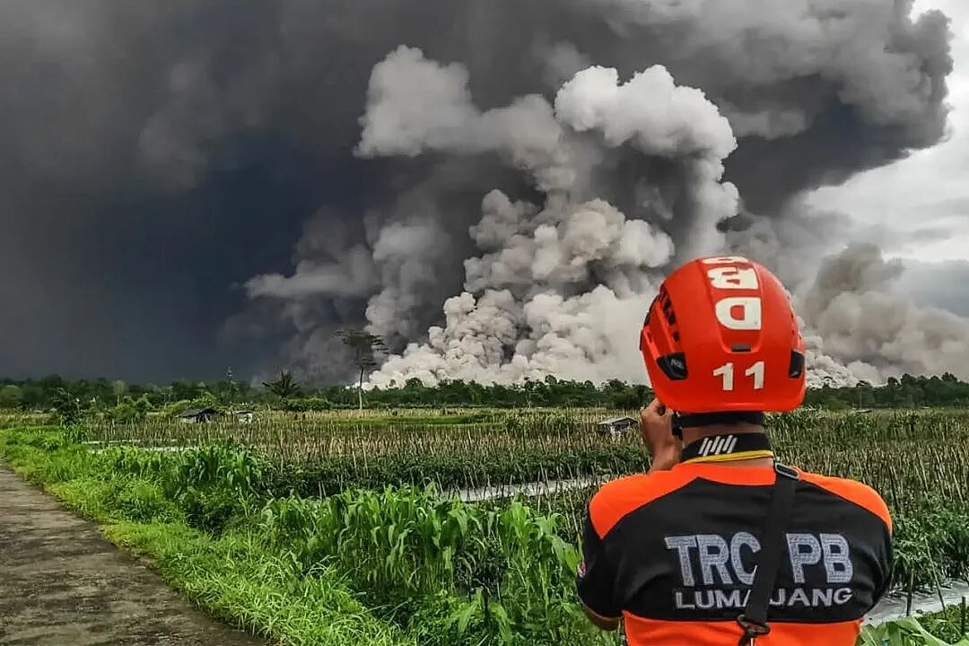 最高级别警戒！火山剧烈喷发 ，6小时连震45次，居民严重烧伤，灰烬遮天蔽日（组图） - 2