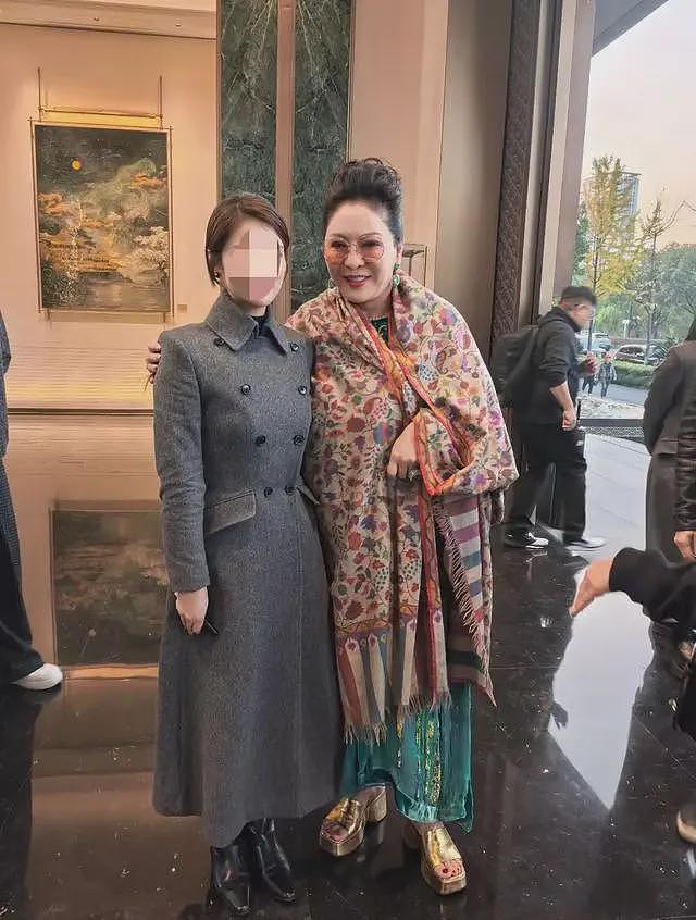 向太夫妇杭州看房,买4000万豪宅证没破产,穿凉拖露红脚趾不雅观(组图) - 8
