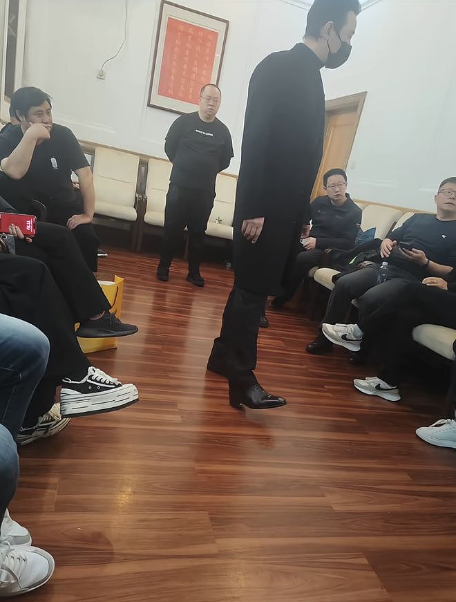 唐嫣现身罗晋父亲葬礼，作为儿媳送公公骨灰上车，罗晋在前捧遗像（组图） - 7