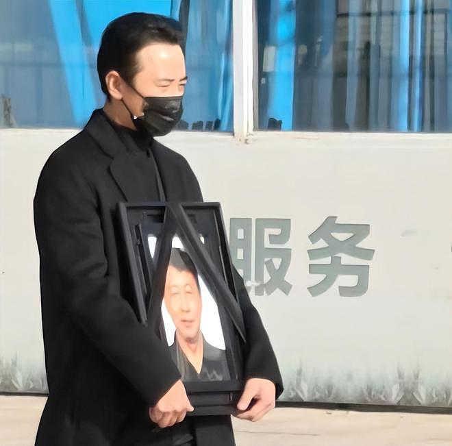唐嫣现身罗晋父亲葬礼，作为儿媳送公公骨灰上车，罗晋在前捧遗像（组图） - 8