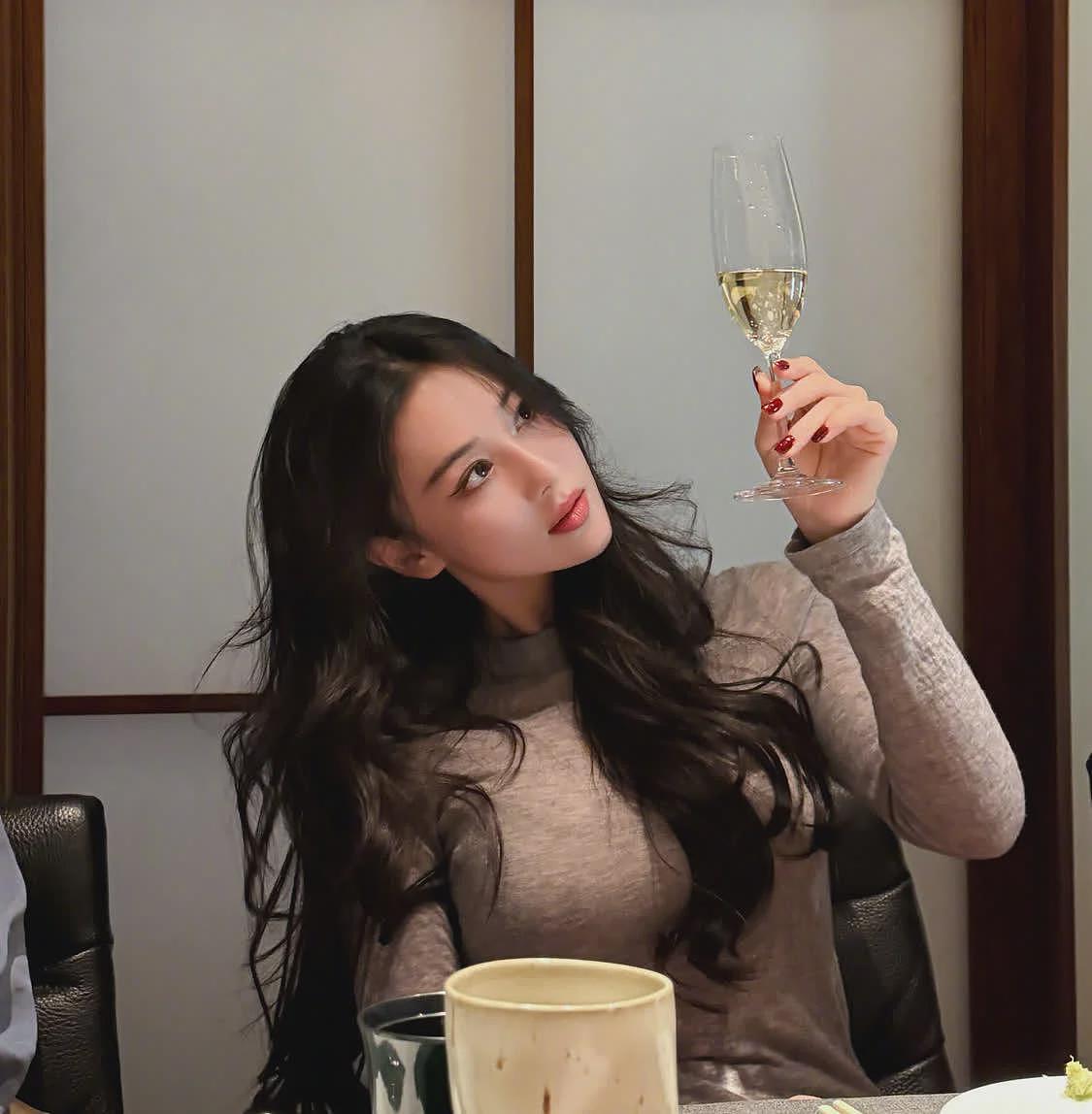 张馨予晒健身照,腰身练得好细但仍有小肚子,穿瑜伽裤翘臀抢镜(组图) - 5