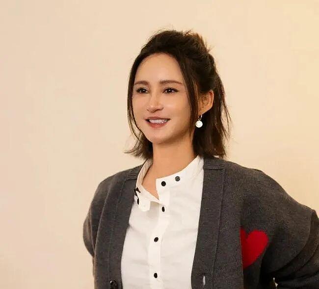 郑爽爆胡彦斌黑料?张歆艺暗示唐嫣离婚?热巴遭狗仔跟踪?金晨配音被吐槽?女艺人自曝恋情被甩?(组图) - 4