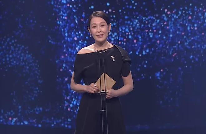 56岁刘若英断崖式衰老,生图曝光变小老太太,脸上无肉气色差(组图) - 2
