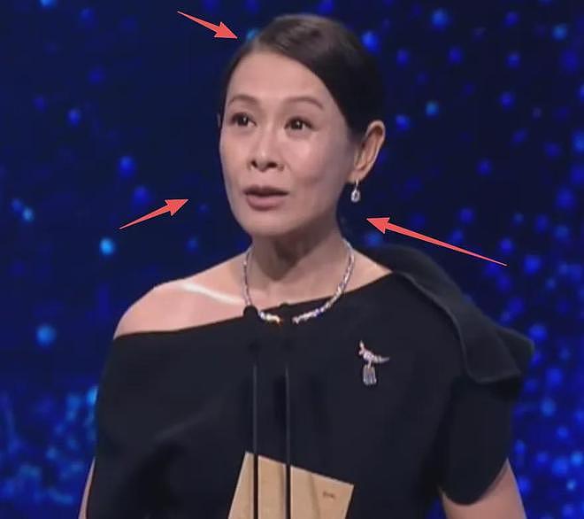 56岁刘若英断崖式衰老,生图曝光变小老太太,脸上无肉气色差(组图) - 9