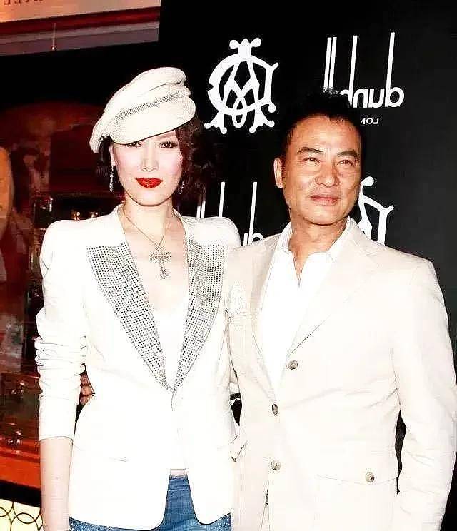 70岁任达华出席活动突然摔倒,吓坏众人,老婆的反应引发网友吐槽(组图) - 1