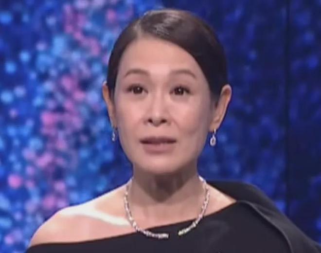 56岁刘若英断崖式衰老,生图曝光变小老太太,脸上无肉气色差(组图) - 7