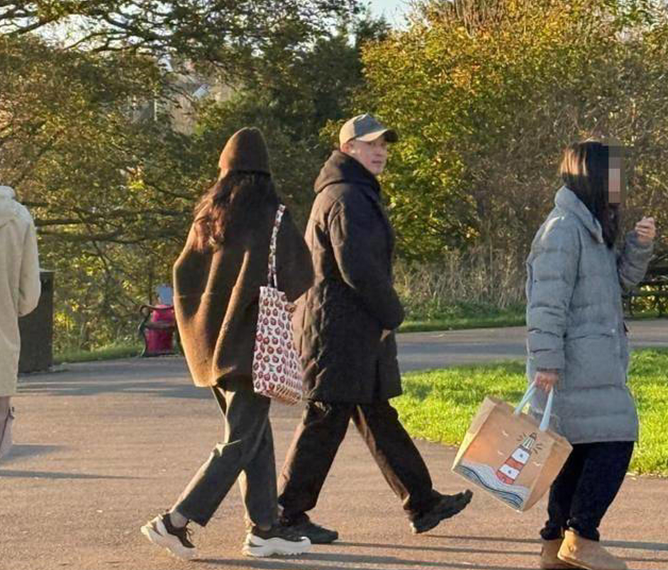 网友曝沙溢两个儿子在英国上学，沙溢胡可频繁现身陪读（组图） - 2