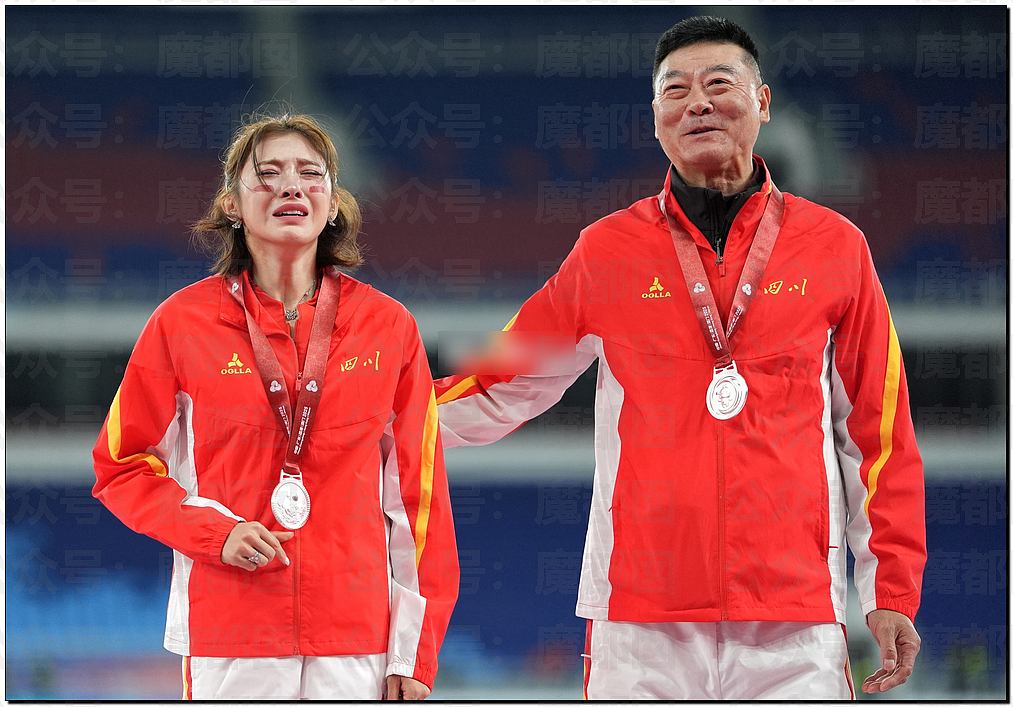 吴艳妮领奖全程黑脸,官媒评论区沦陷!大V集体开麦:体育圈不该跪舔戏精(视频/组图) - 11