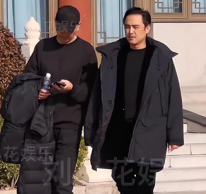 唐嫣现身罗晋父亲葬礼，作为儿媳送公公骨灰上车，罗晋在前捧遗像（组图） - 4
