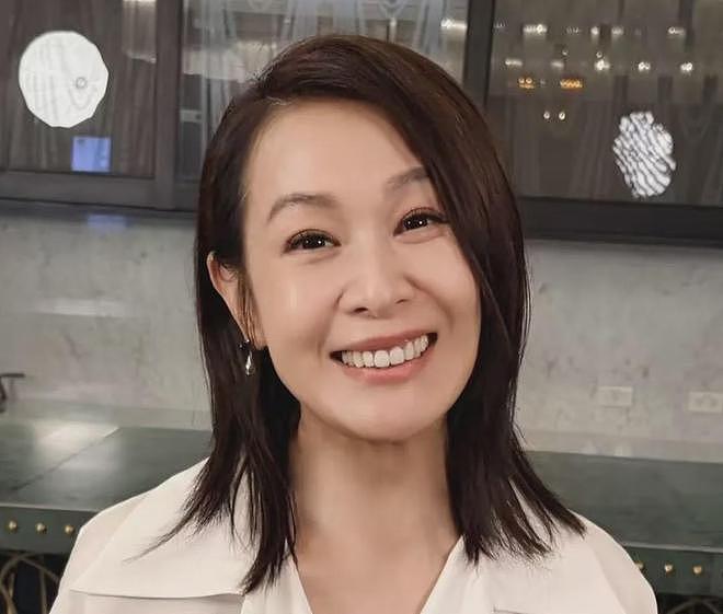 56岁刘若英断崖式衰老,生图曝光变小老太太,脸上无肉气色差(组图) - 4