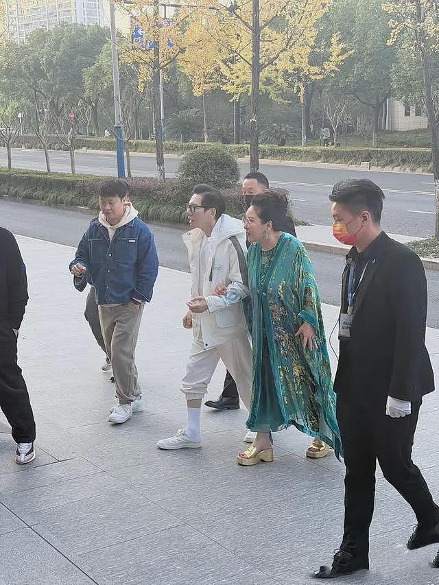 向太夫妇杭州看房,买4000万豪宅证没破产,穿凉拖露红脚趾不雅观(组图) - 6