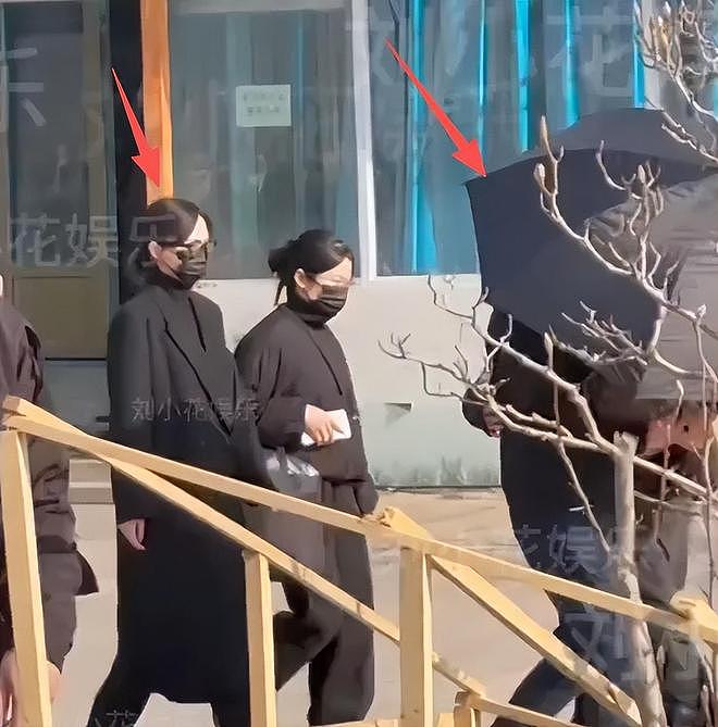 唐嫣现身罗晋父亲葬礼，作为儿媳送公公骨灰上车，罗晋在前捧遗像（组图） - 9