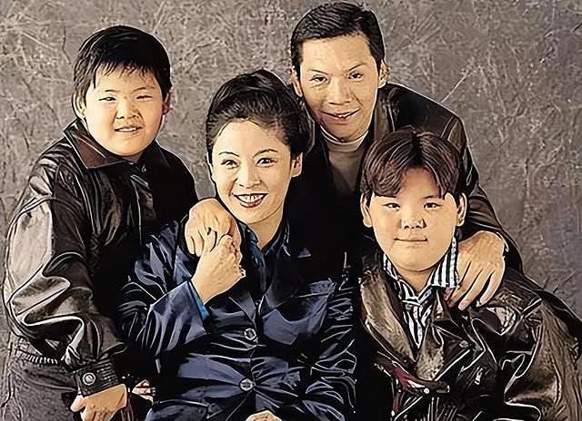 向太夫妇杭州看房,买4000万豪宅证没破产,穿凉拖露红脚趾不雅观(组图) - 1