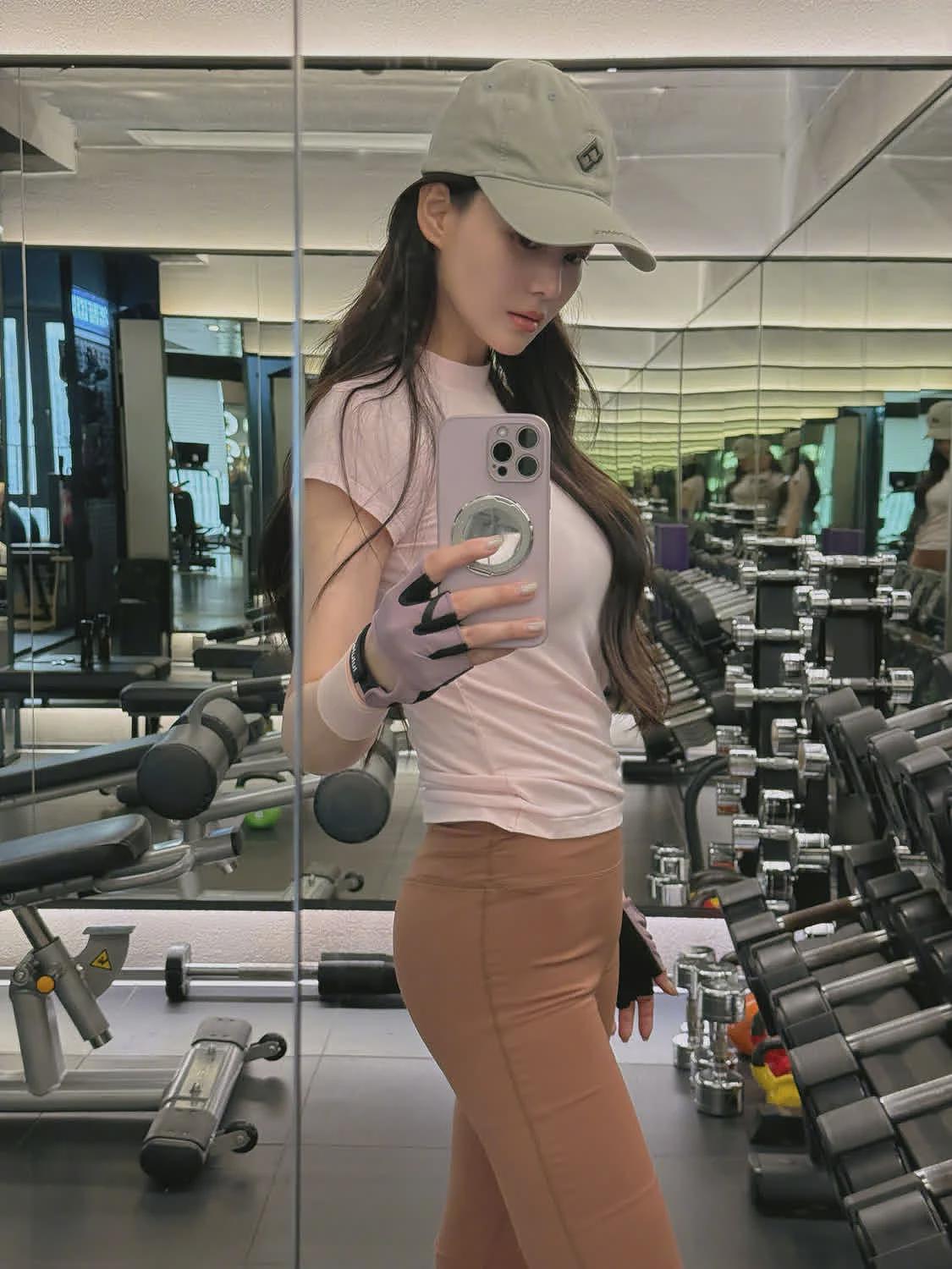 张馨予晒健身照,腰身练得好细但仍有小肚子,穿瑜伽裤翘臀抢镜(组图) - 8