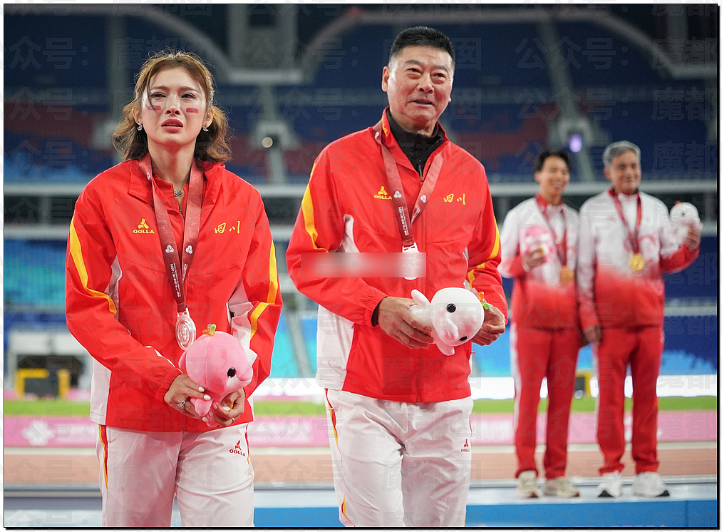 吴艳妮领奖全程黑脸,官媒评论区沦陷!大V集体开麦:体育圈不该跪舔戏精(视频/组图) - 17