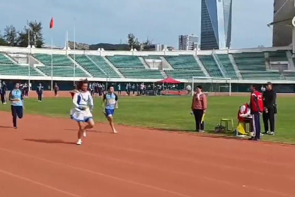 全网热议！厦门一中学男生穿裙子戴假发跑步夺冠，学校称其违反体育精神取消成绩（视频/组图） - 2