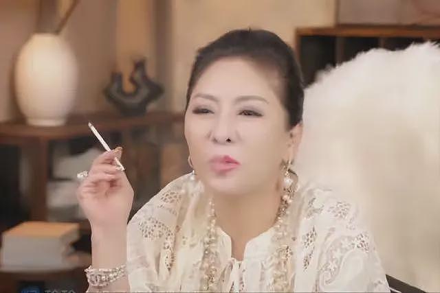 向太夫妇杭州看房,买4000万豪宅证没破产,穿凉拖露红脚趾不雅观(组图) - 2