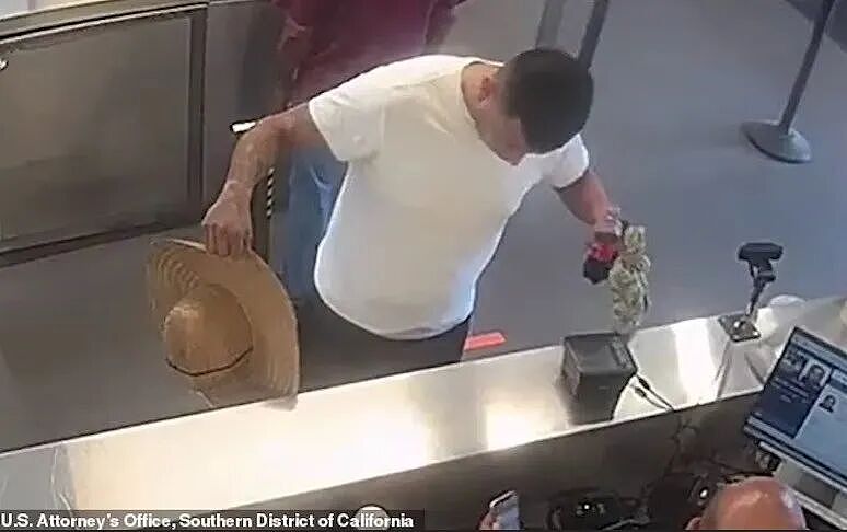 美国男裆部鼓包闯海关，坚称自己“鸟大”！结果被检查，裆里真有（组图） - 1