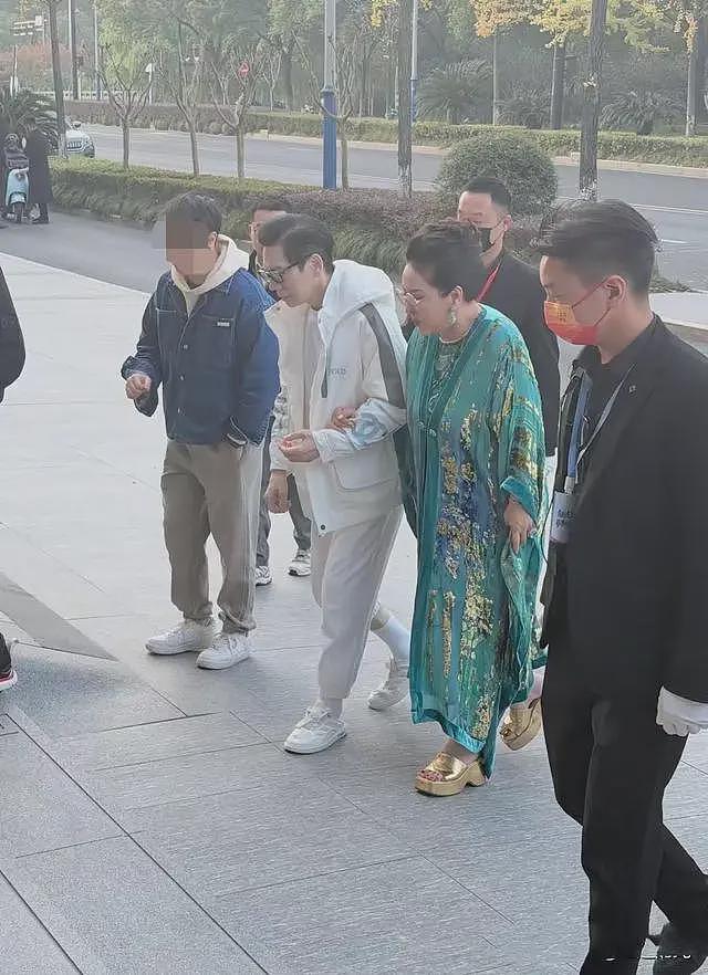 向太夫妇杭州看房,买4000万豪宅证没破产,穿凉拖露红脚趾不雅观(组图) - 7