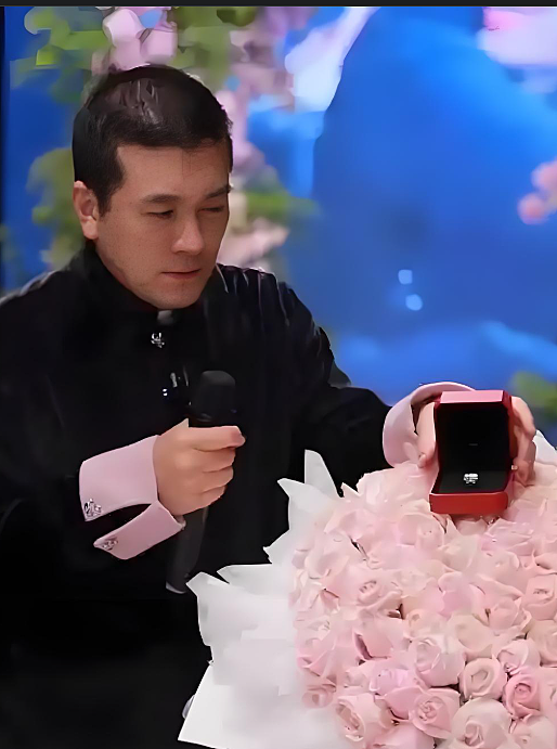 “内娱第一恋爱脑”成了全网的笑话，千万婚礼，500克拉钻戒，照出了人性的丑恶：宠妻背后都是生意（组图） - 24