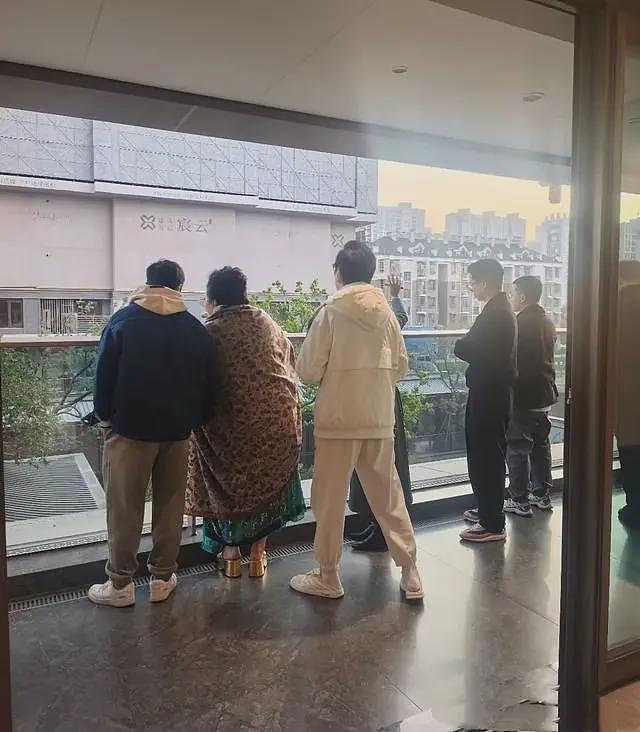 向太夫妇杭州看房,买4000万豪宅证没破产,穿凉拖露红脚趾不雅观(组图) - 11