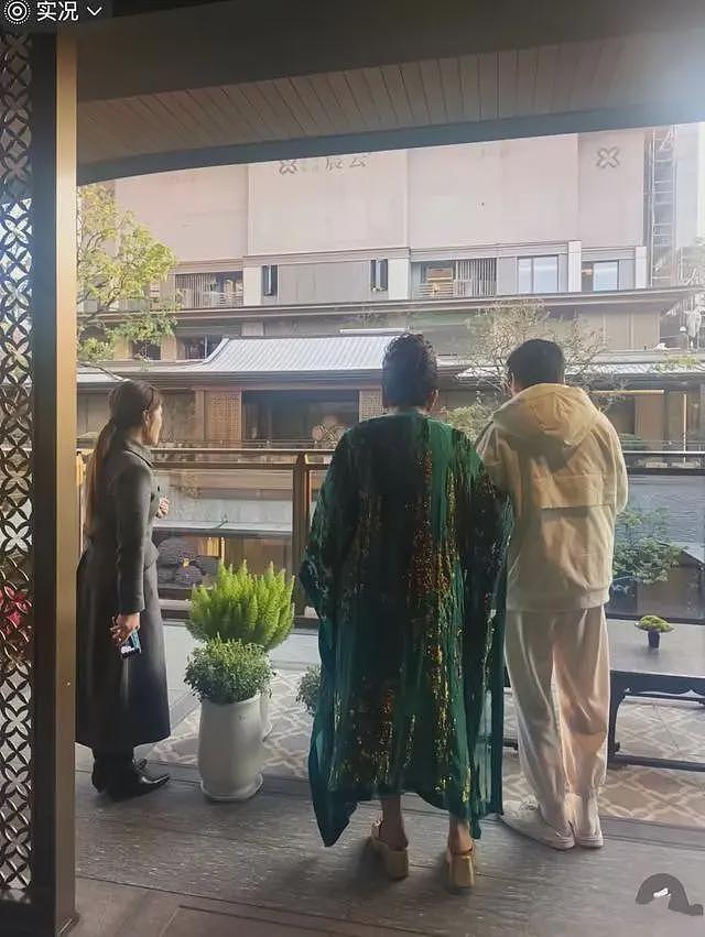 向太夫妇杭州看房,买4000万豪宅证没破产,穿凉拖露红脚趾不雅观(组图) - 10