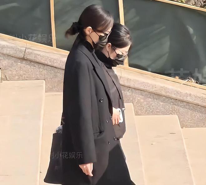 唐嫣现身罗晋父亲葬礼，作为儿媳送公公骨灰上车，罗晋在前捧遗像（组图） - 10