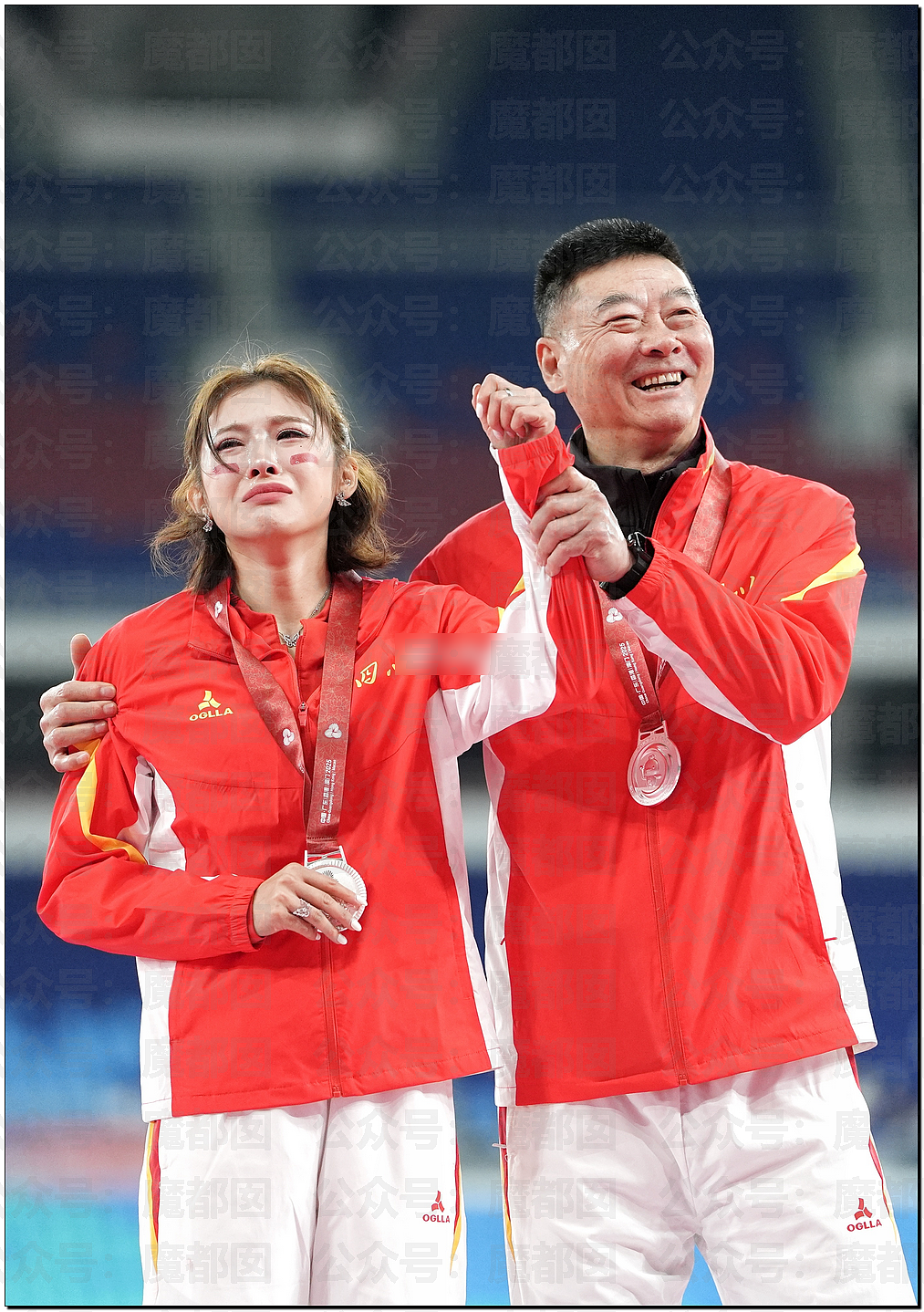 吴艳妮领奖全程黑脸,官媒评论区沦陷!大V集体开麦:体育圈不该跪舔戏精(视频/组图) - 13