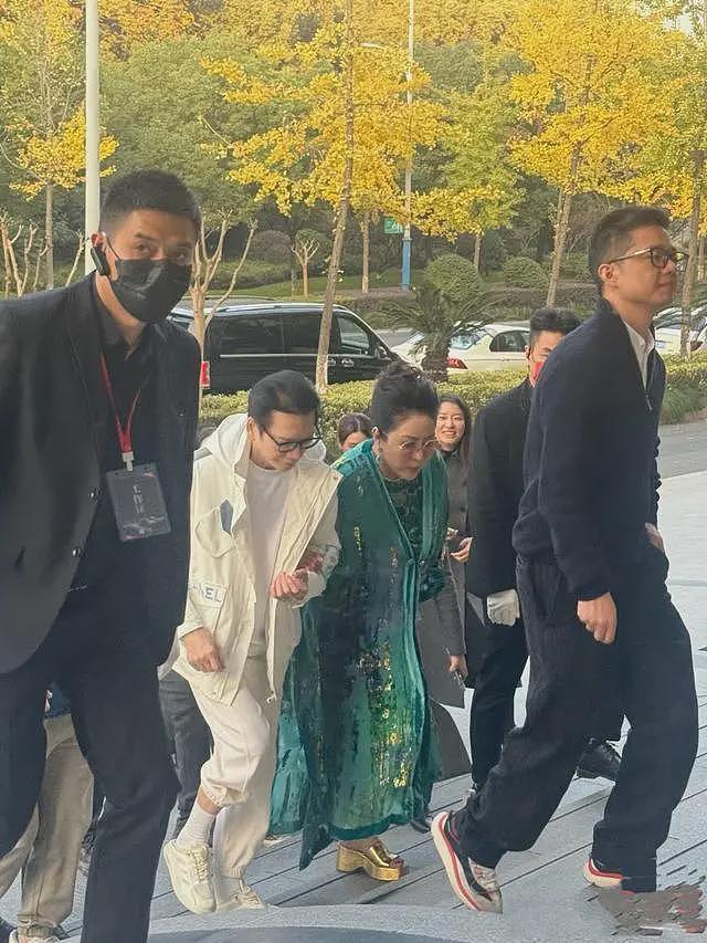 向太夫妇杭州看房,买4000万豪宅证没破产,穿凉拖露红脚趾不雅观(组图) - 3