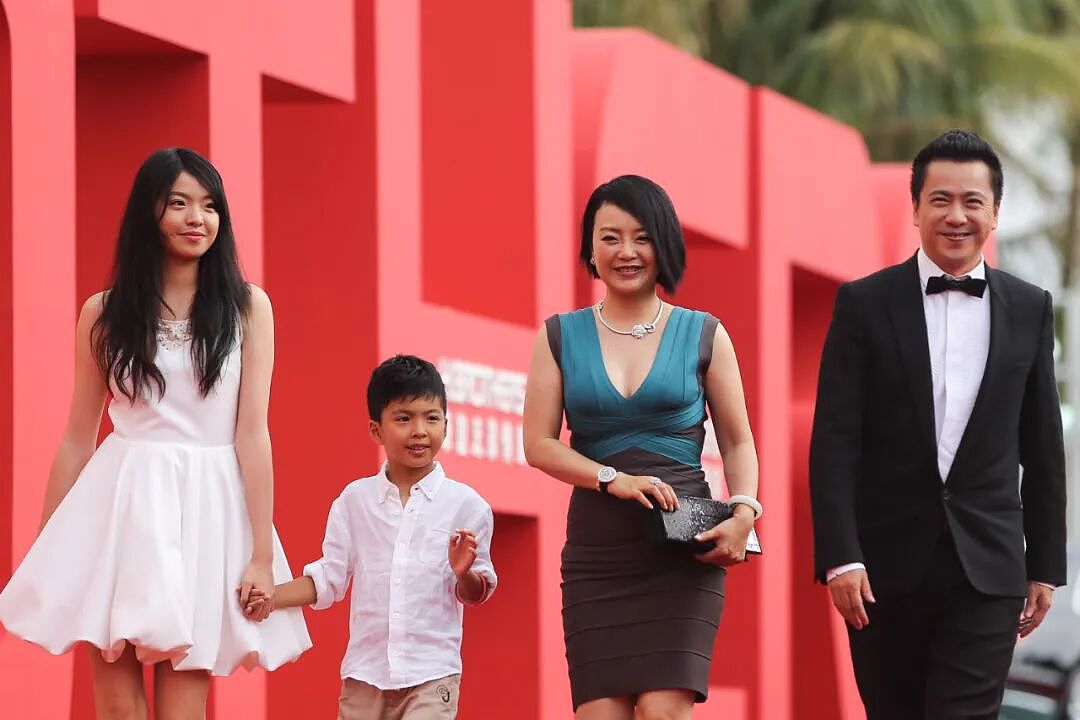 影视大佬王中磊夫妇开播短视频，准备带货？儿子账号广告报价2万元起！华谊兄弟7年亏超80亿元（组图） - 3