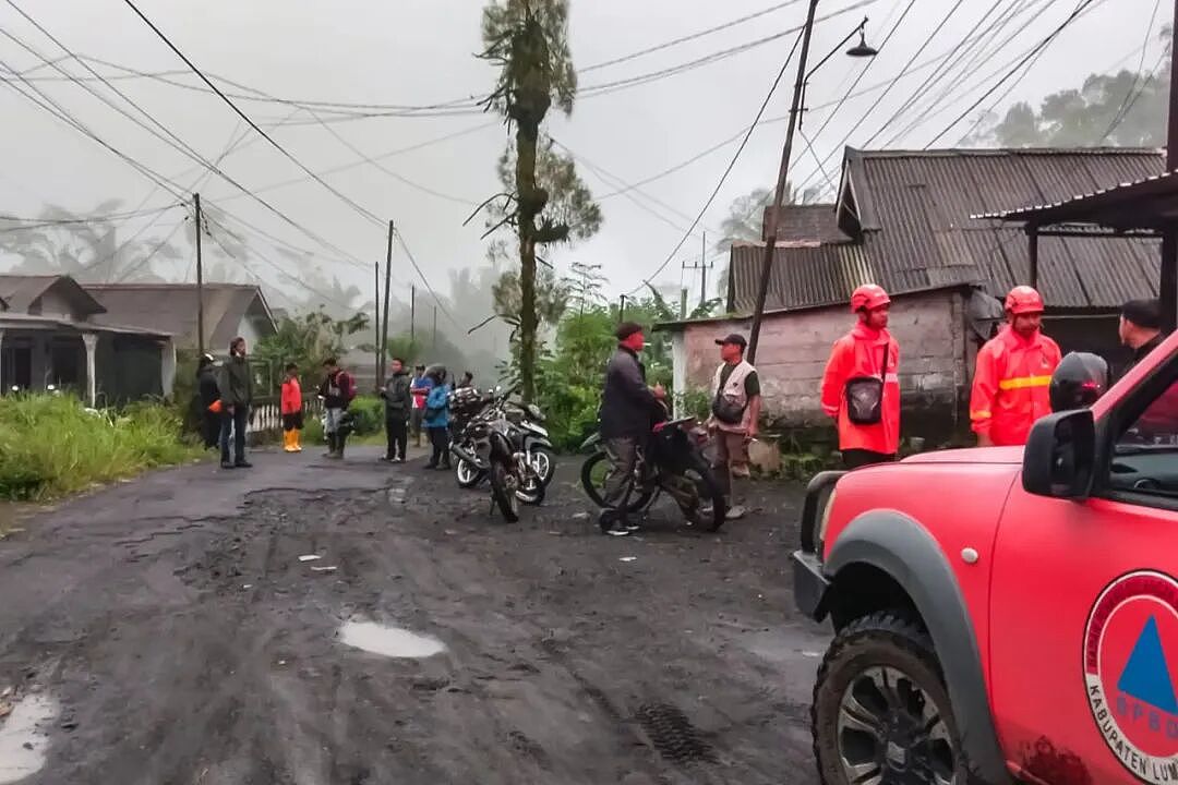最高级别警戒！火山剧烈喷发 ，6小时连震45次，居民严重烧伤，灰烬遮天蔽日（组图） - 6