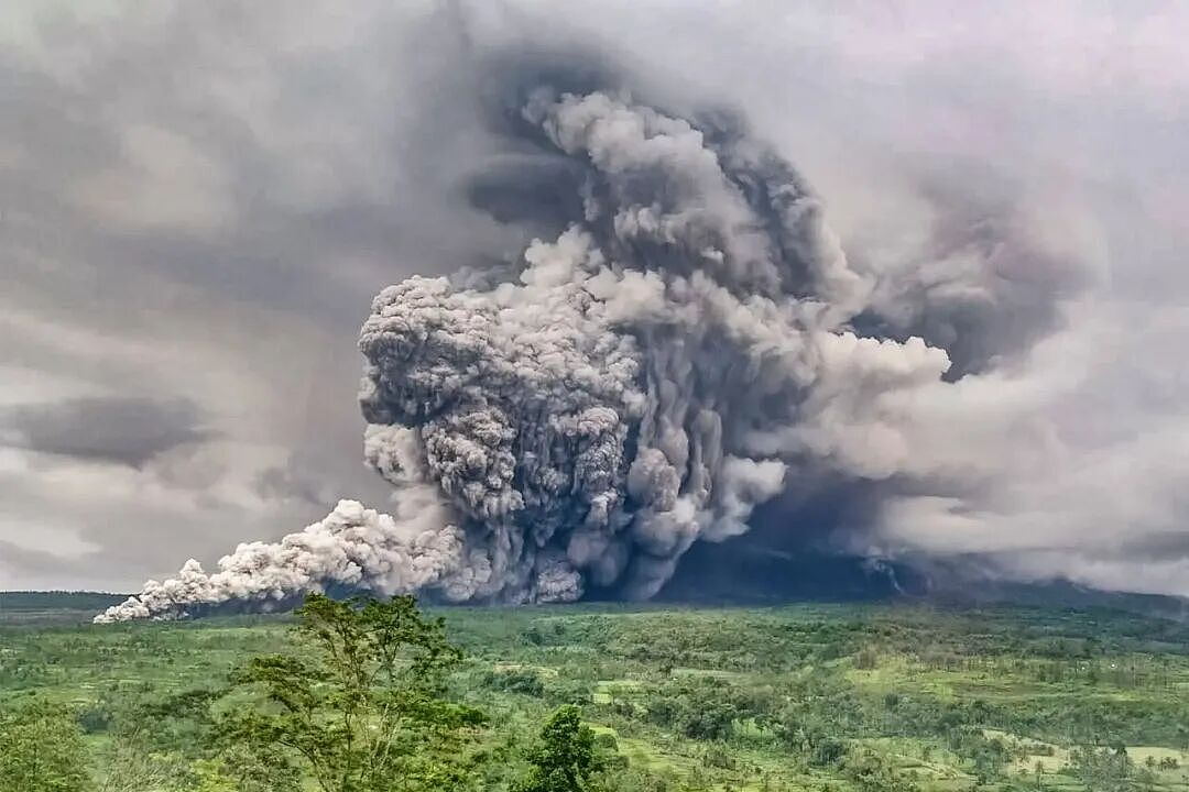 最高级别警戒！火山剧烈喷发 ，6小时连震45次，居民严重烧伤，灰烬遮天蔽日（组图） - 1