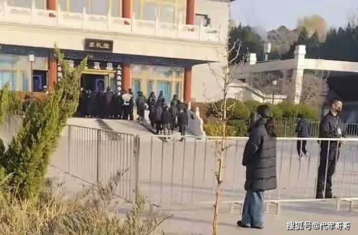 唐嫣现身公公追悼会！夫妻俩门口迎宾粉碎婚变传闻（组图） - 15