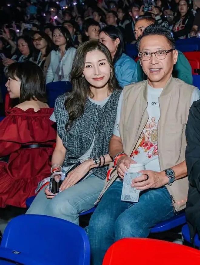 李嘉欣熬出头了！穿1w2毛衣戴46w手表很壕气，站许晋亨身边像小辈（组图） - 13