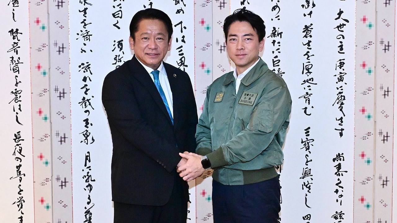小泉进次郎访冲绳与那国岛,称在当地部署导弹不会让区域局势恶化(组图) - 1