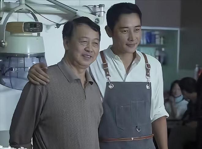 唐嫣疑现身悼念罗晋父亲，打扮严实在入口迎宾，被曝曾悄悄去探病（组图） - 1