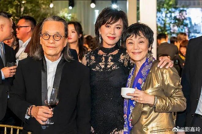 退圈多年,57岁邱淑贞最新亮相打扮精致,携老公参加婚礼,和梁朝伟刘嘉玲合影(组图) - 3