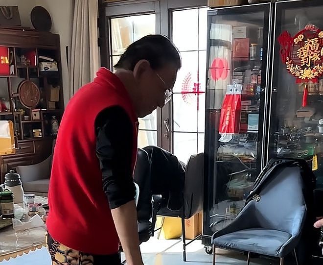 79岁侯耀华独居北京无保姆照料，家里脏乱差环境寒酸，风光不再！（组图） - 2