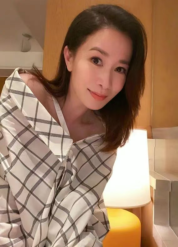 50岁佘诗曼又上热搜：未婚，身价过亿，独居客厅仅10㎡小破宅，只想当个富婆（组图） - 7