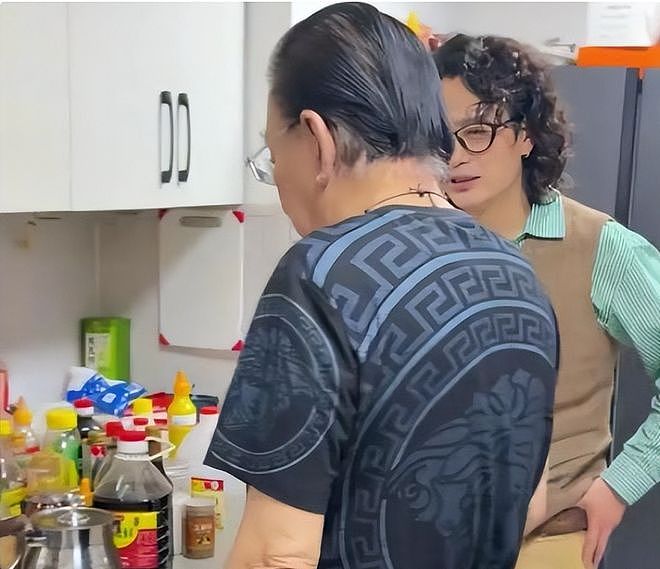 79岁侯耀华独居北京无保姆照料，家里脏乱差环境寒酸，风光不再！（组图） - 5